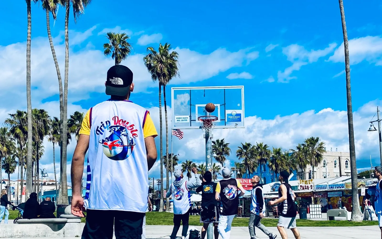 Groupe Trip Double jouant au basket à Los Angeles