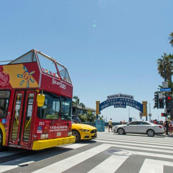 Bus touristique City Sightseeing rouge à Los Angeles