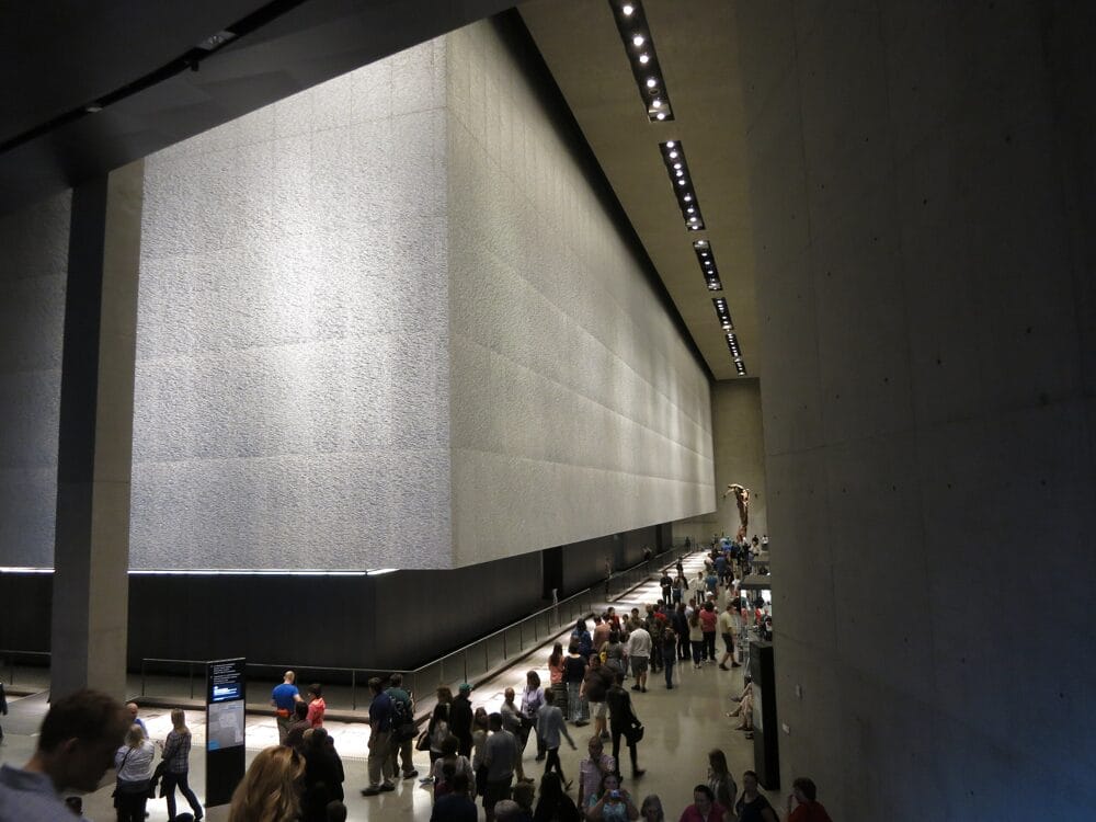 Foundation Hall en el museo del 11 de Septiembre, con el muro de cimientos y la Última Columna