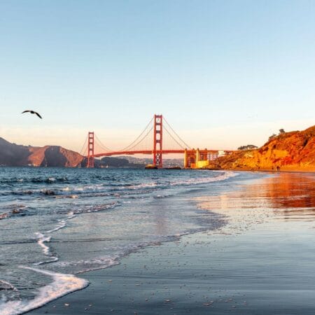 Vista del puente Golden Gate desde Baker Beach, una playa de San Francisco con espectaculares panor&aacute;micas del puente y del oc&eacute;ano Pac&iacute;fico.