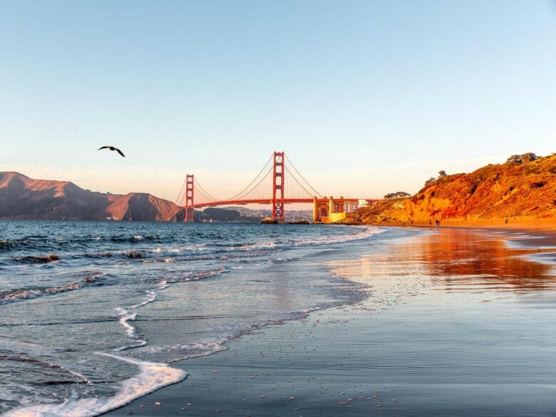 Vista del puente Golden Gate desde Baker Beach, una playa de San Francisco con espectaculares panorámicas del puente y del océano Pacífico.