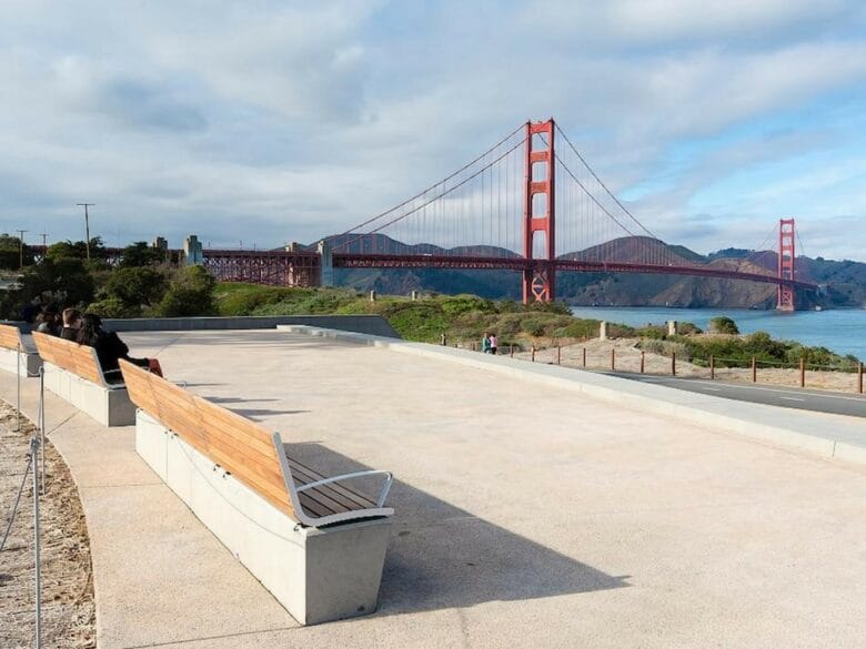 Vista del puente Golden Gate desde Battery East Vista, en el Presidio de San Francisco, con la bahía y Marin Headlands al fondo.