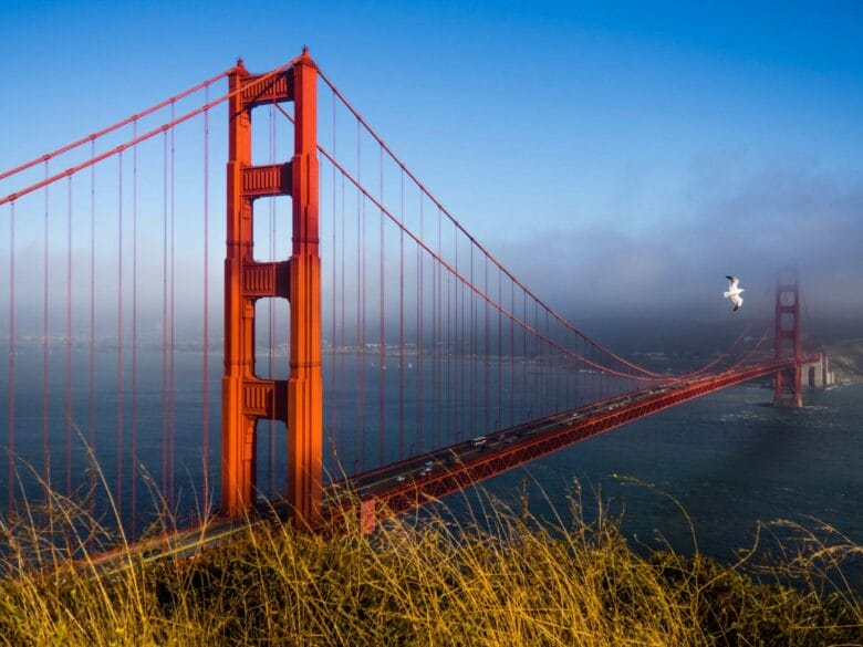 Vista panorámica del puente Golden Gate desde Battery Spencer, en Marin Headlands, con el skyline de San Francisco al fondo.
