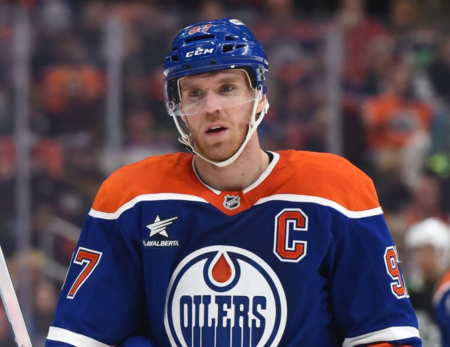 Connor McDavid, capitán de los Edmonton Oilers en uniforme de partido NHL