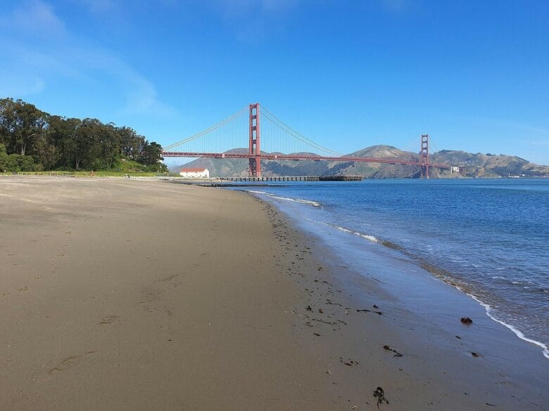 Vista panorámica del puente Golden Gate desde Crissy Field, junto a la playa y el paseo marítimo del Presidio de San Francisco.