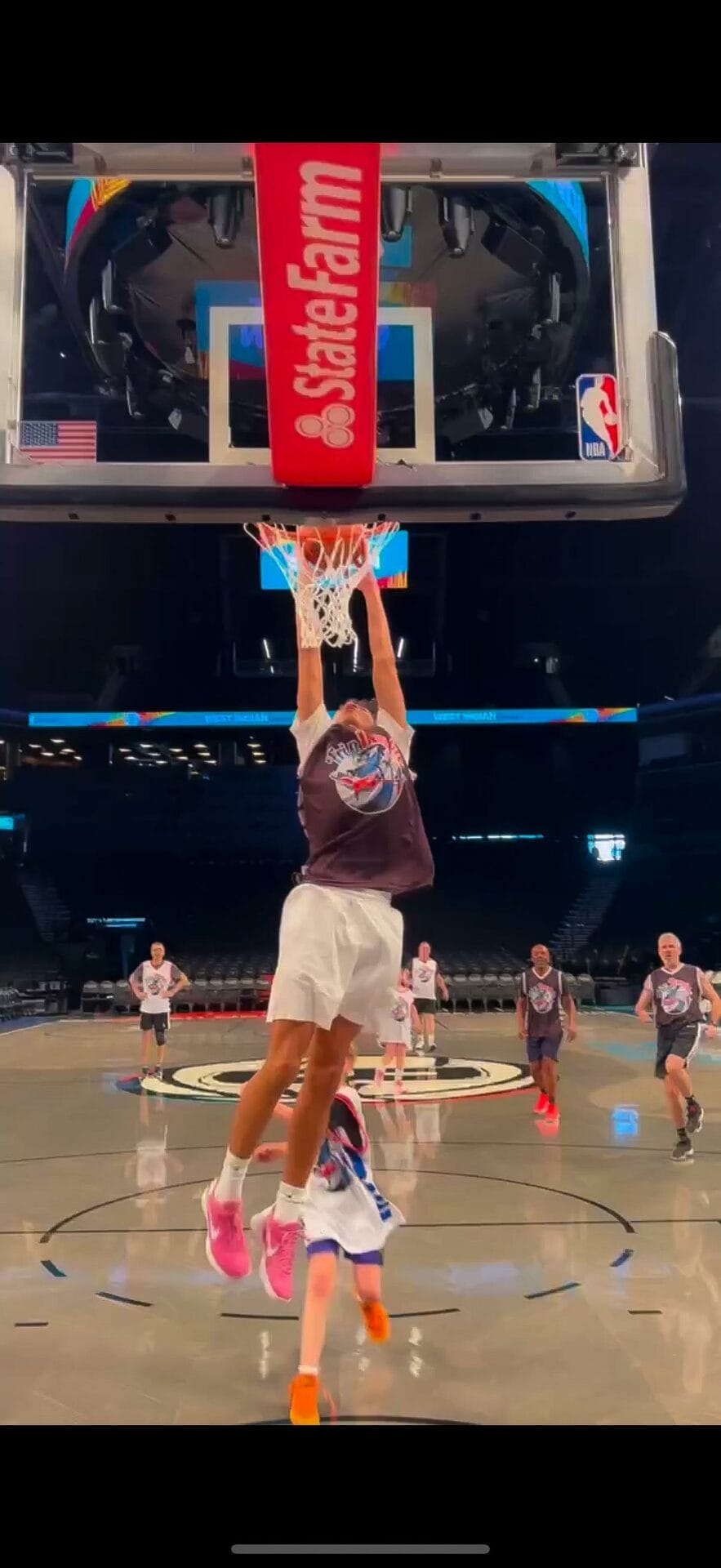 Dunk pendant une fan experience NBA Trip Double aux Brooklyn Nets