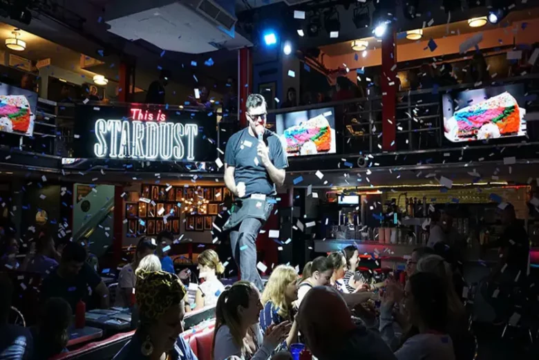 Un show pendant votre repas à l'Ellen's Stardust Diner