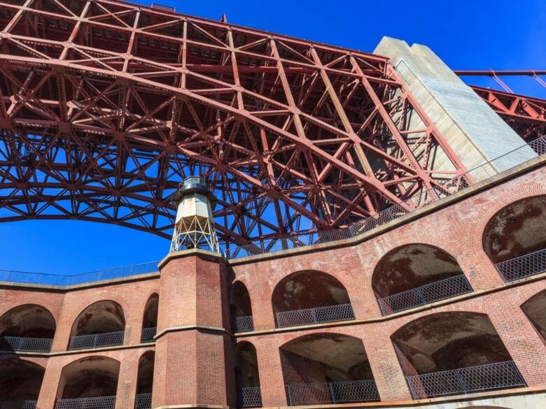Vista del puente Golden Gate desde Fort Point, mostrando la estructura metálica desde debajo junto al histórico fuerte de San Francisco.