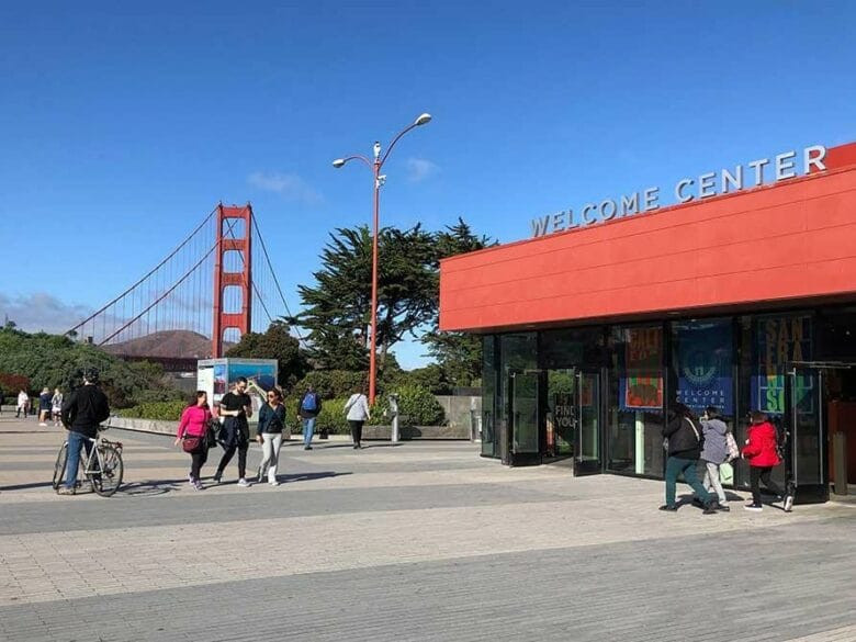 Vista del puente Golden Gate desde el Golden Gate Bridge Welcome Center, principal punto de acceso para los visitantes en San Francisco.