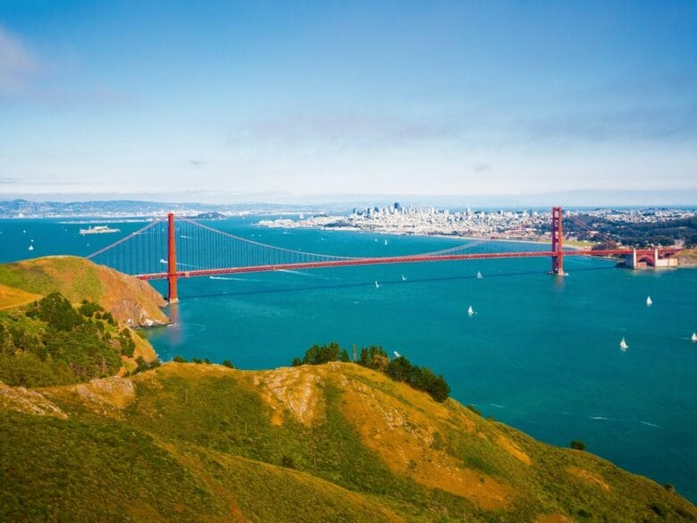 Vista panorámica del puente Golden Gate desde Hawk Hill, en Marin Headlands, con la bahía y el skyline de San Francisco al fondo.