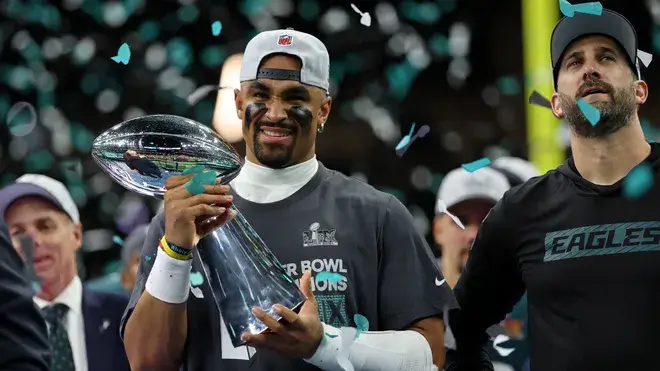 Jalen Hurts levanta el trofeo Vince Lombardi tras la victoria de los Eagles en el Super Bowl LIX 2025