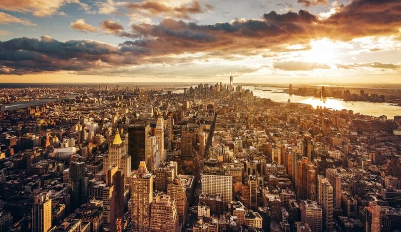 La vue panoramique de l'Empire State Building depuis l'observatoire du 86e étage