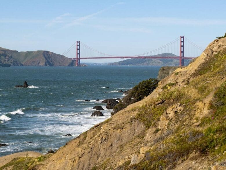 Vista panorámica del puente Golden Gate desde Lands End, con los acantilados, el océano Pacífico y la costa noroeste de San Francisco.