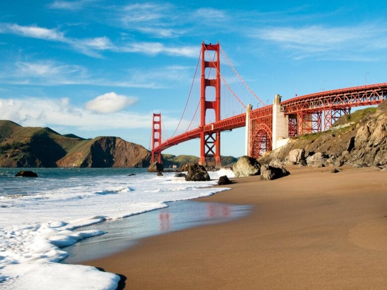 Vista del puente Golden Gate desde Marshall's Beach, una pequeña playa del Presidio de San Francisco con una de las panorámicas más espectaculares del puente.