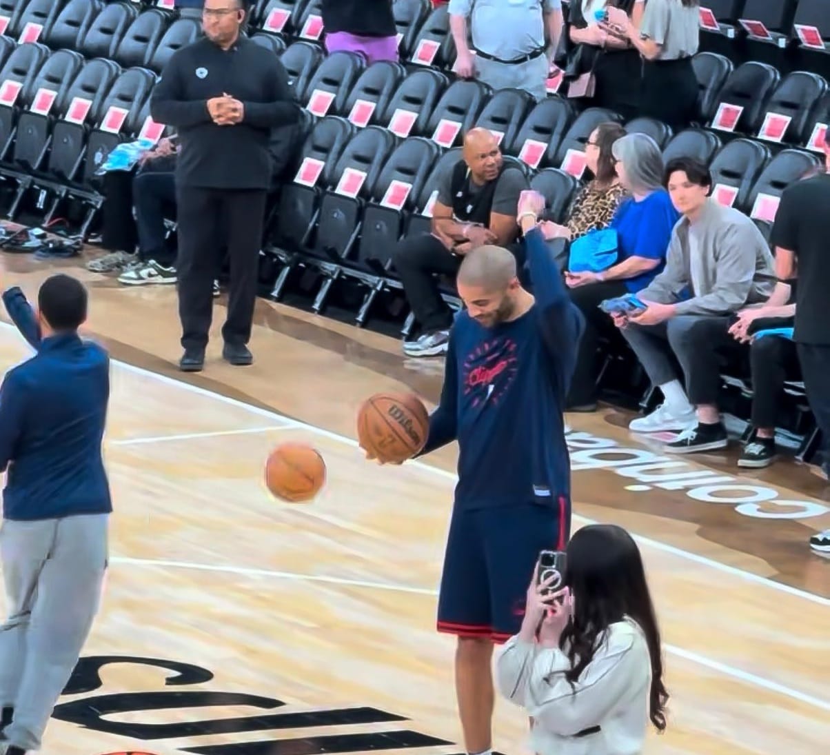 Nicolas Batum à l’échauffement lors d’un voyage NBA avec Trip Double à Los Angeles