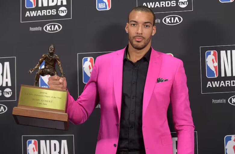 Rudy Gobert celebra su título de defensor del año en la NBA