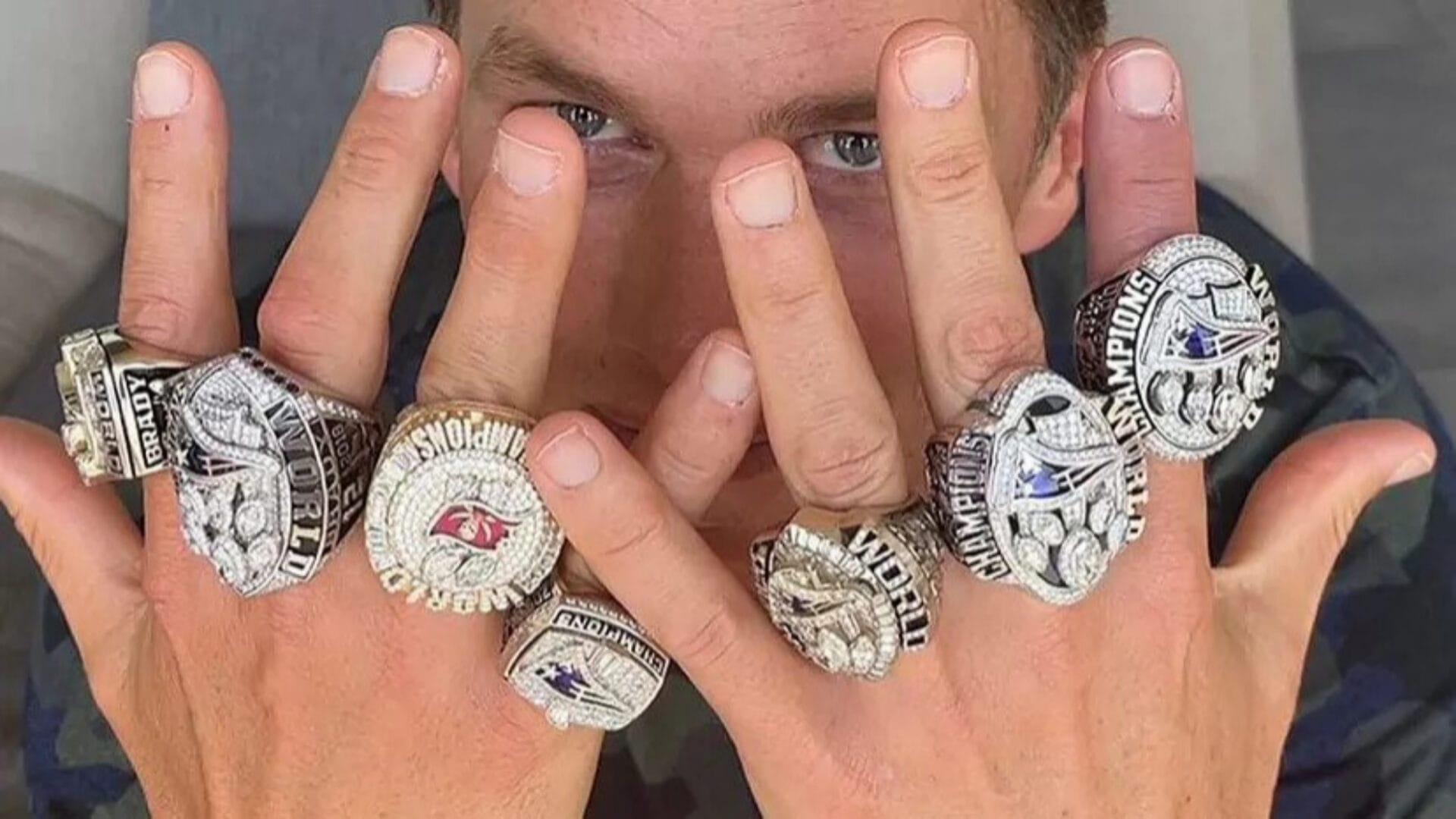 Tom Brady mostrando sus siete anillos de campeón del Super Bowl