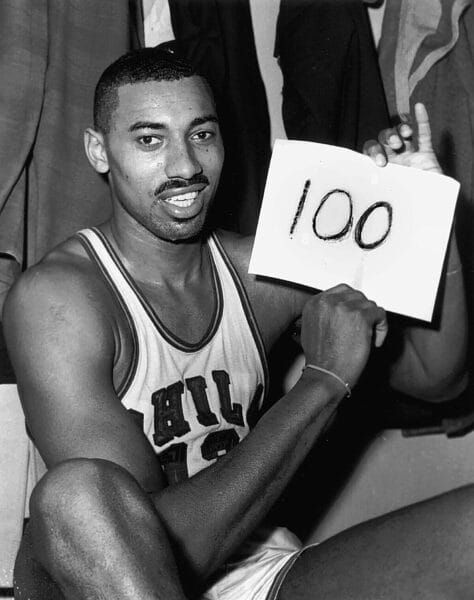 Wilt Chamberlain célèbre son match historique de 100 points en NBA