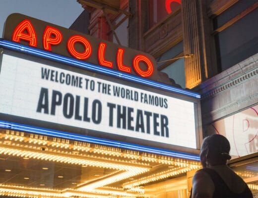 Façade lumineuse du mythique Apollo Theater à Harlem