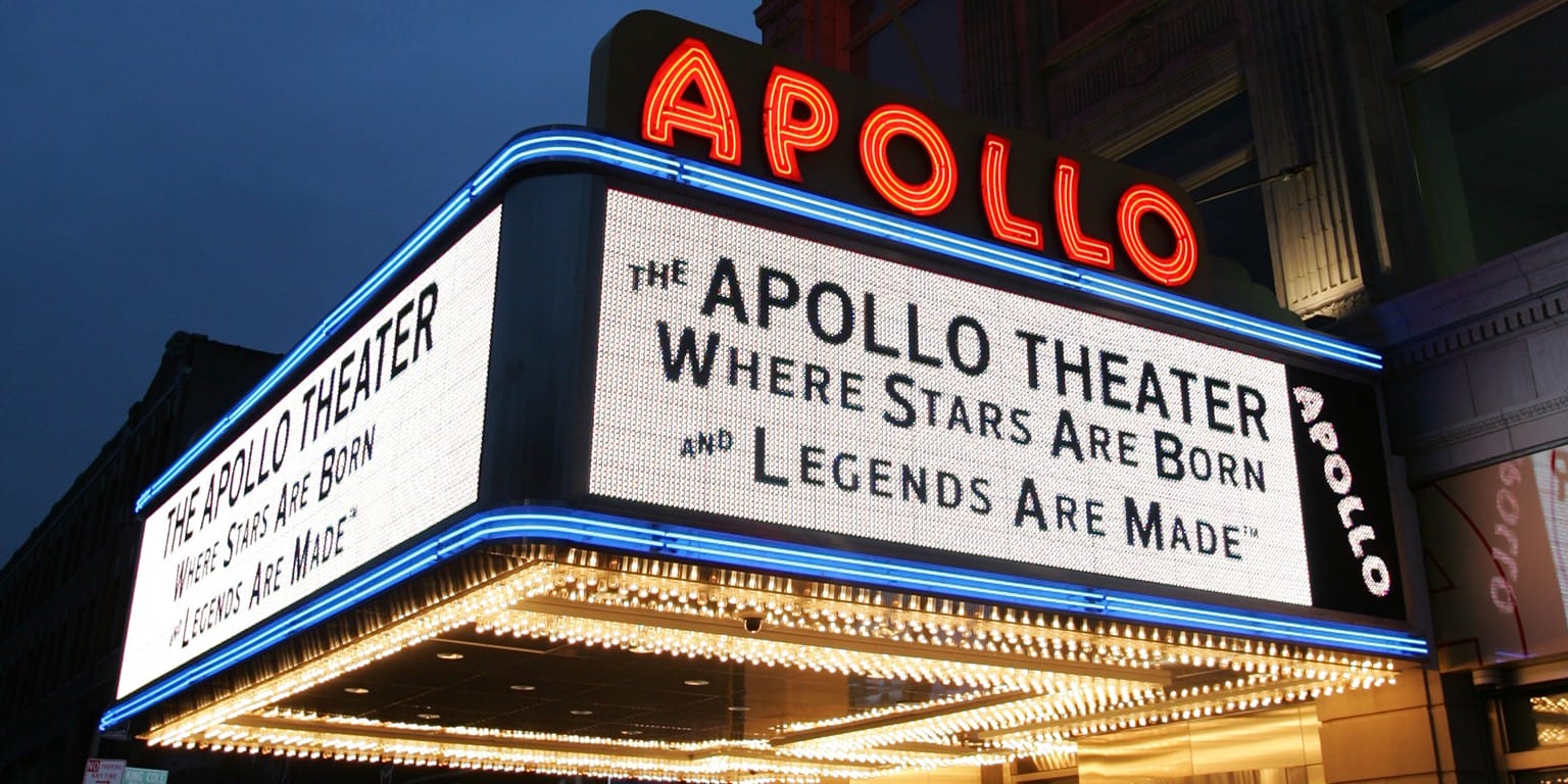 Façade illuminée de l’Apollo Theater à Harlem, emblème des soirées musicales