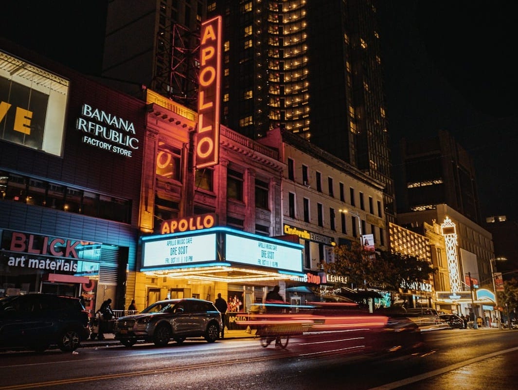 Façade illuminée du Apollo Theater à Harlem