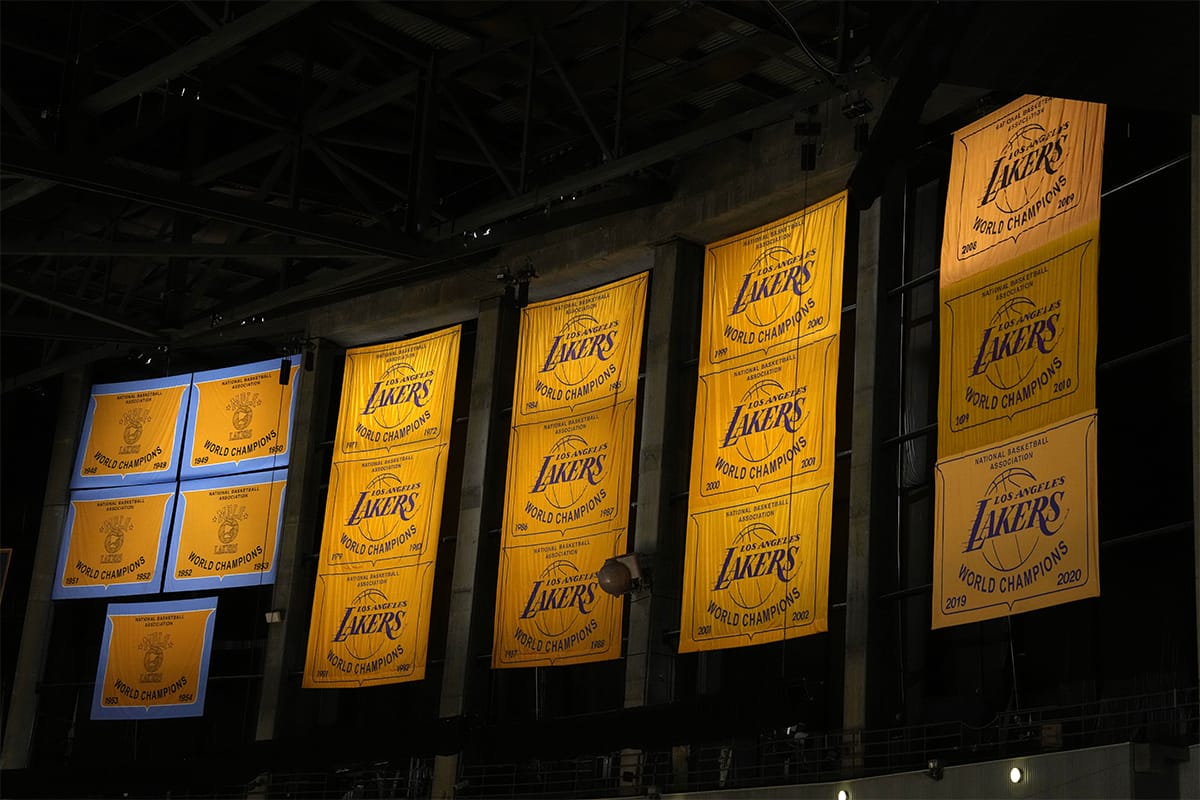Bannières des titres NBA des Los Angeles Lakers accrochées au plafond de la Crypto.com Arena