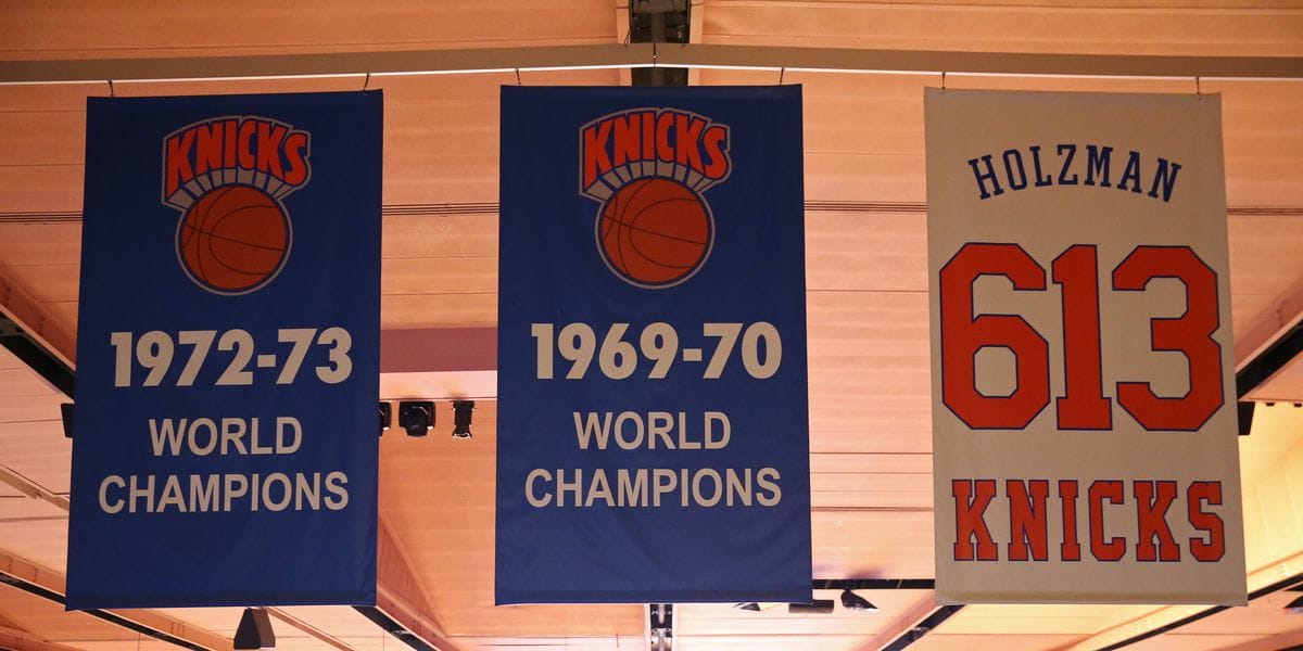 Bannières des titres NBA 1970 et 1973 et du numéro 613 de Red Holzman suspendues au plafond du Madison Square Garden