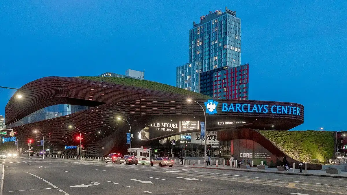 Fa&ccedil;ade du Barclays Center de Brooklyn illumin&eacute;e avant un match des Brooklyn Nets