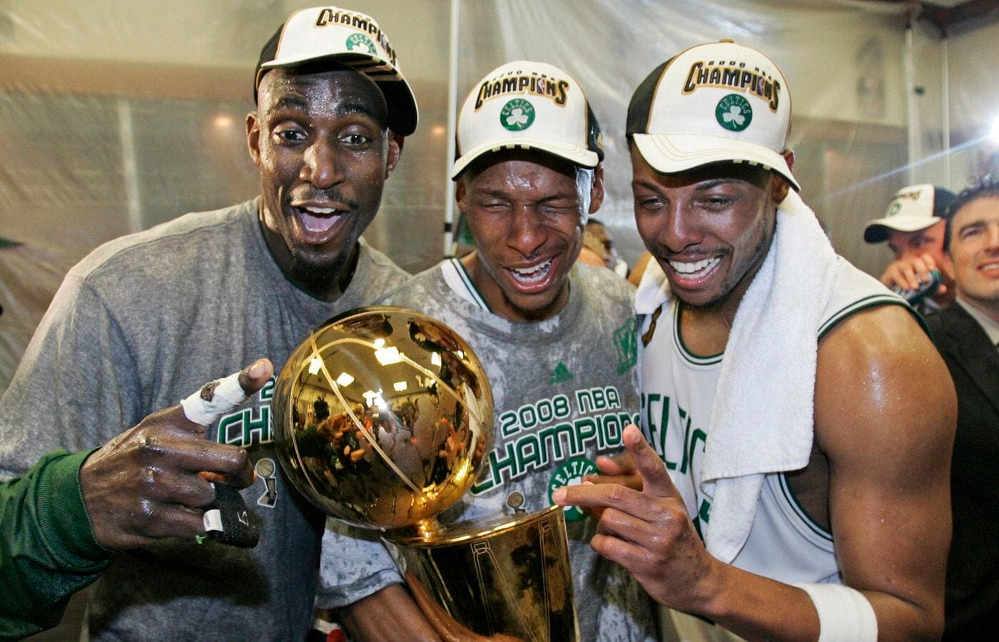 Kevin Garnett, Ray Allen y Paul Pierce celebran el título de la NBA de 2008 con los Celtics