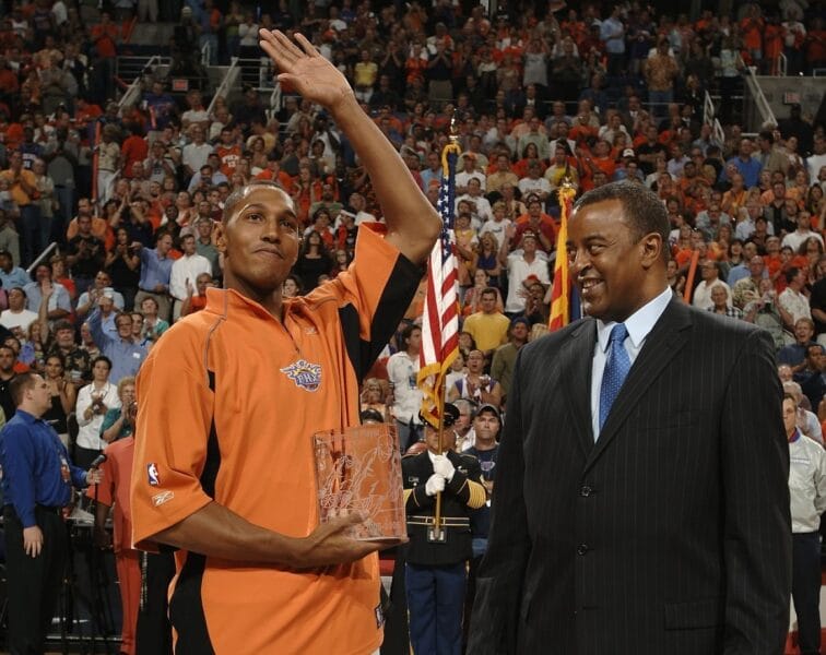 Boris Diaw posando con su trofeo de Most Improved Player NBA 2006 
