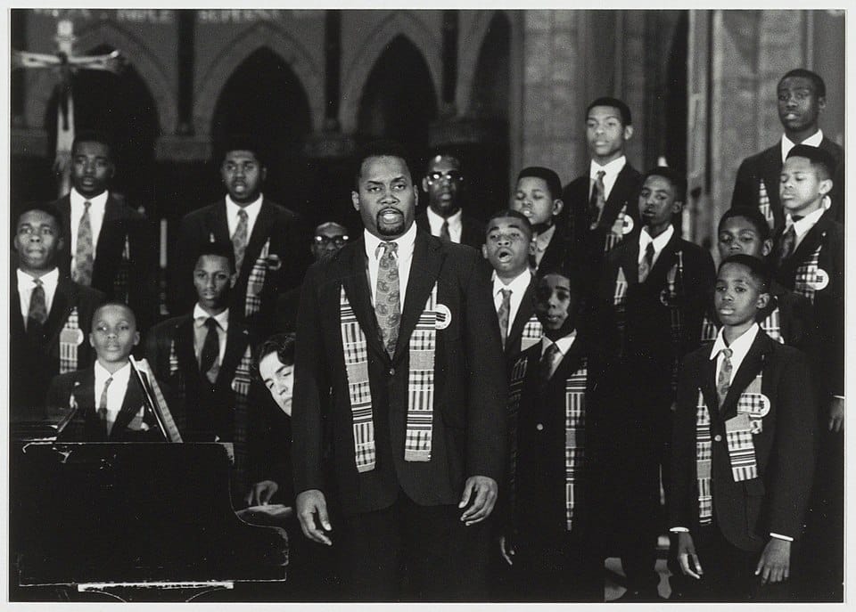 Boys Choir of Harlem chantant sous la direction de Walter Turnbull