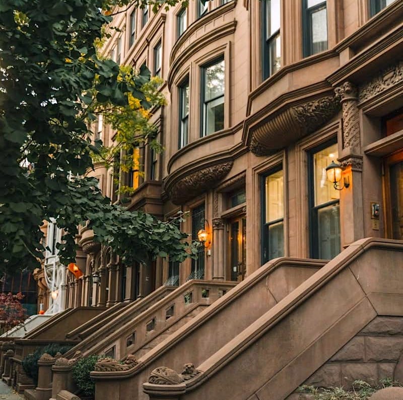 Brownstones typiques dans une rue de Harlem