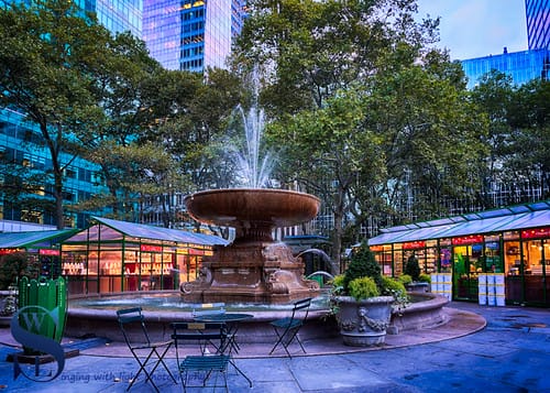 Fuente Josephine Shaw Lowell en Bryant Park rodeada de los chalets del Winter Village de Navidad en Nueva York