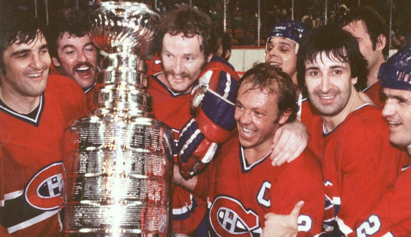 Los Canadiens de Montreal posando con la Copa Stanley en los años 1970