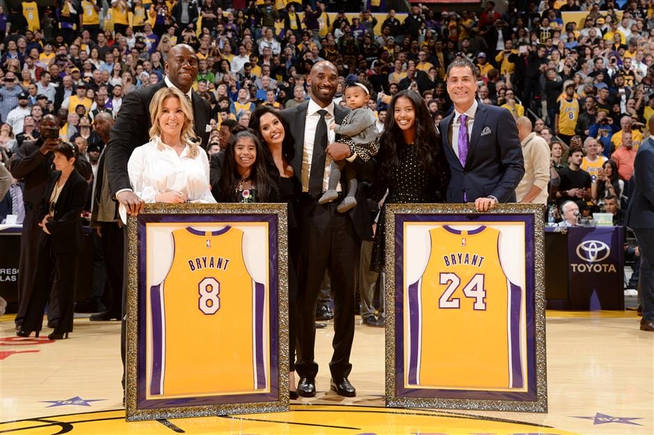 Kobe Bryant et sa famille lors de la cérémonie de retrait de ses maillots 8 et 24 aux Lakers