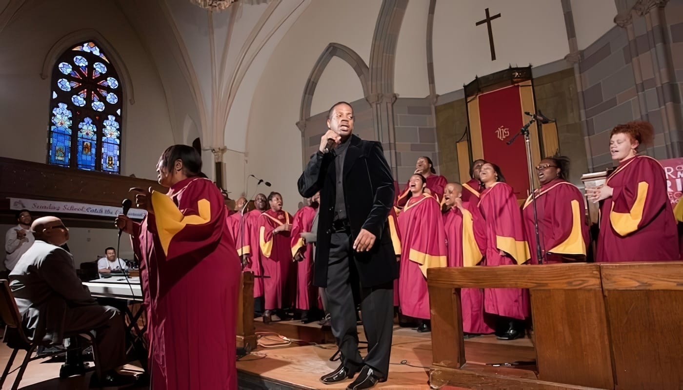 Chorale gospel en pleine messe dans une église de Harlem