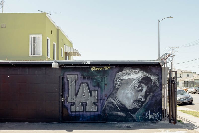 Fresque murale à Compton représentant Tupac et les lettres LA