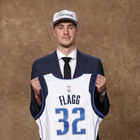 Cooper Flagg pose avec le maillot n°32 des Dallas Mavericks lors de la Draft NBA 2025