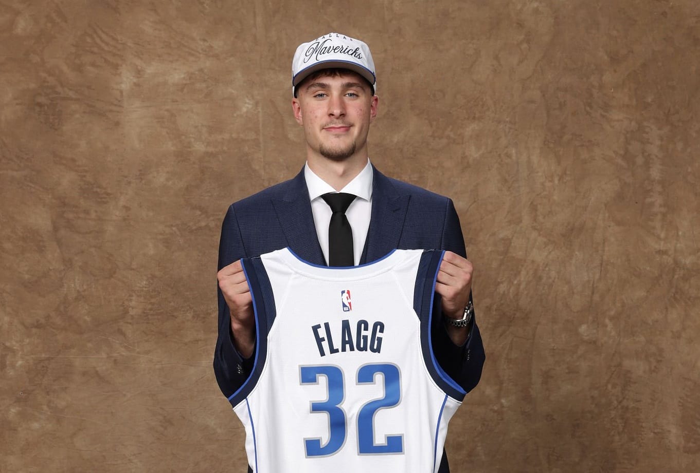 Cooper Flagg pose avec le maillot n°32 des Dallas Mavericks lors de la Draft NBA 2025