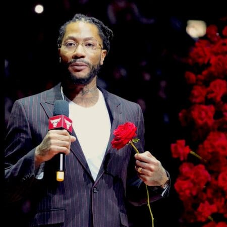 Derrick Rose honor&eacute; par les Chicago Bulls lors d&rsquo;une c&eacute;r&eacute;monie avec une rose &agrave; la main