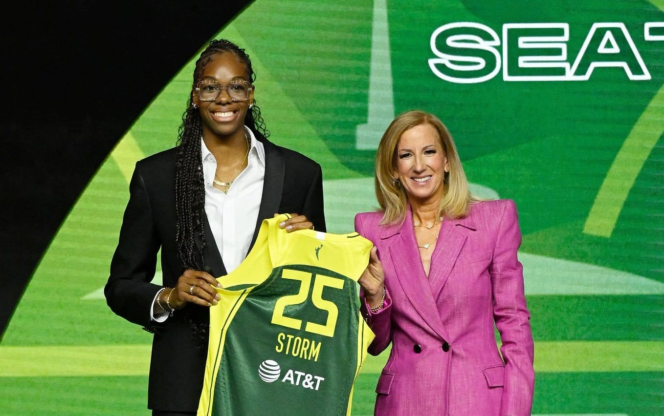 Dominique Malonga lors de la draft WNBA 2025 avec le maillot du Seattle Storm