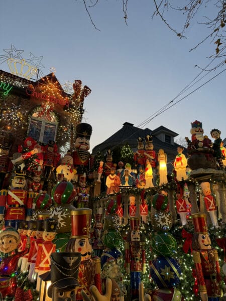 Soldados Cascanueces iluminados y decoraciones de Navidad en Dyker Heights, Brooklyn
