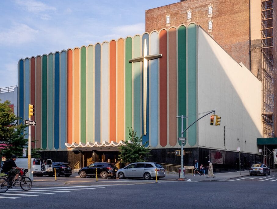 Façade colorée du Greater Refuge Temple à Harlem