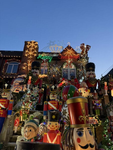 Decoraciones de Merry Christmas y soldados de plomo frente a una casa de Brooklyn
