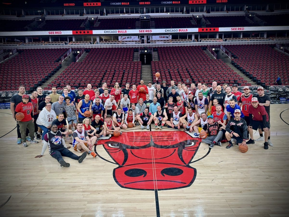 Grupo Trip Double en la cancha de los Chicago Bulls tras una fan experience