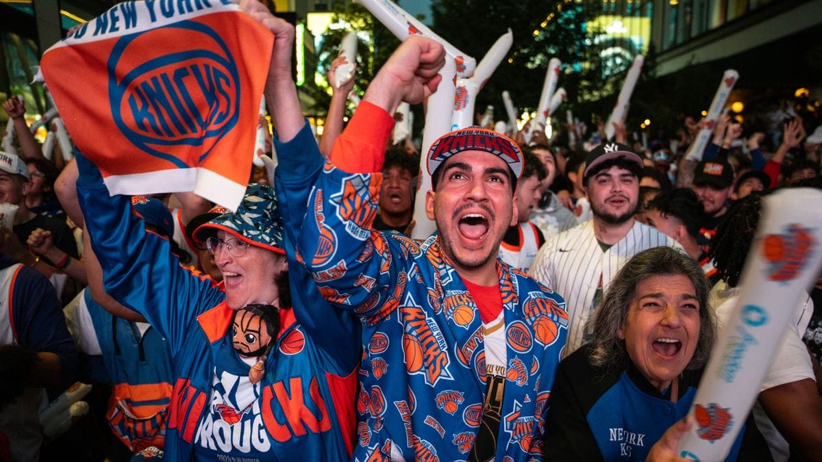 Supporters des Knicks en liesse à New York durant les playoffs NBA 2025