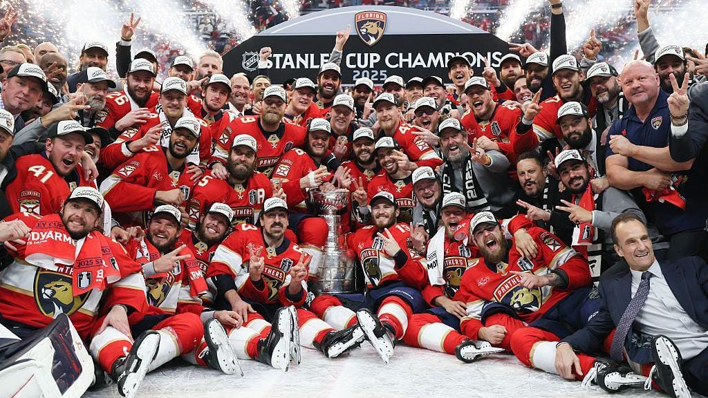 Los Florida Panthers celebran su título de campeones de la NHL 2025 con la Copa Stanley