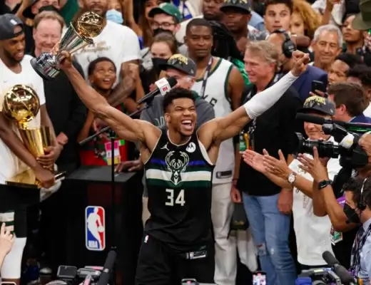 Giannis Antetokounmpo brandissant le trophée MVP des Finales NBA 2021 après le sacre des Milwaukee Bucks