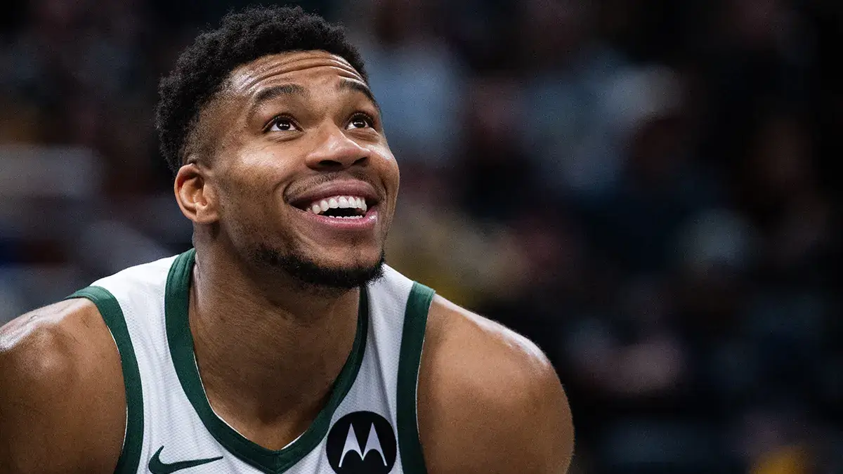 Giannis Antetokounmpo, sonriente tras un and-one decisivo frente a los Pacers (temporada 2024-25).