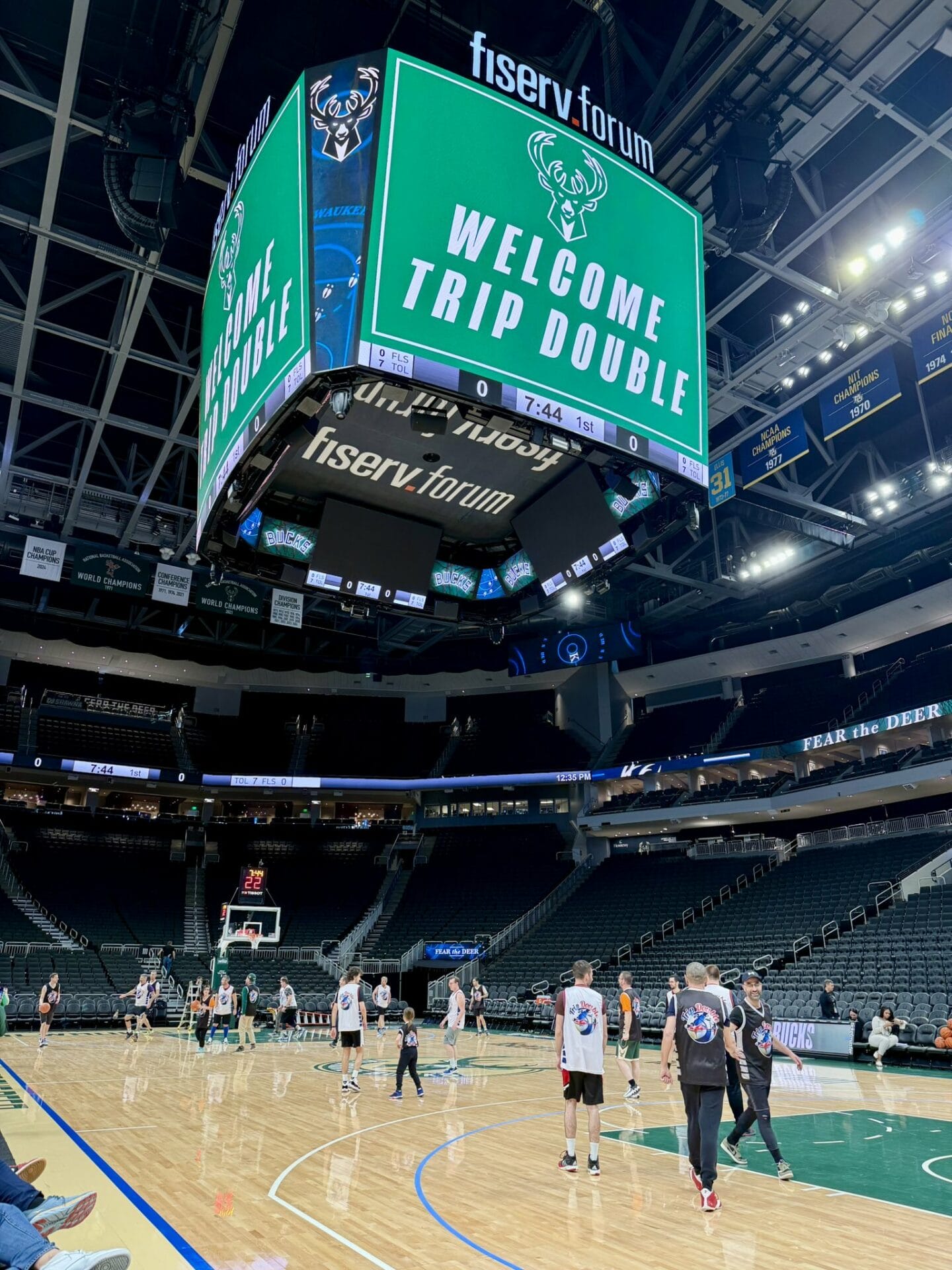 Groupe Trip Double jouant sur le parquet des Milwaukee Bucks au Fiserv Forum